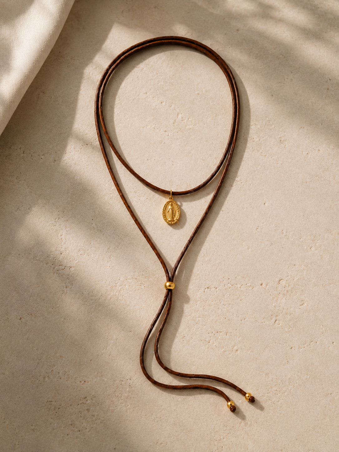 Collar gamuza Medalla enchapada en oro