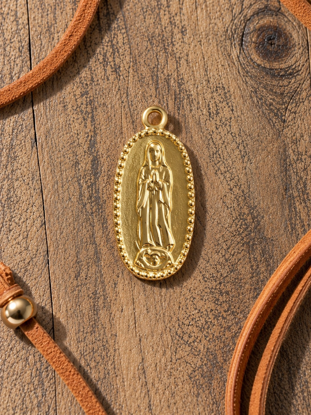 Collar M gamuza Medalla enchapada en oro