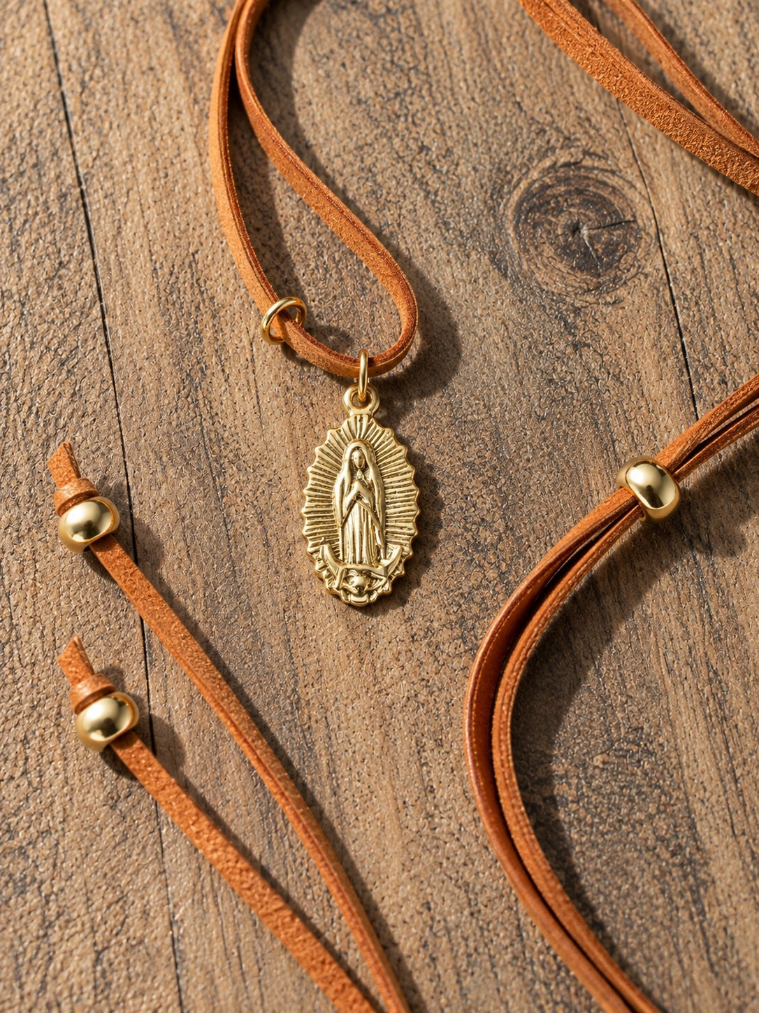 Collar S gamuza Medalla enchapada en oro
