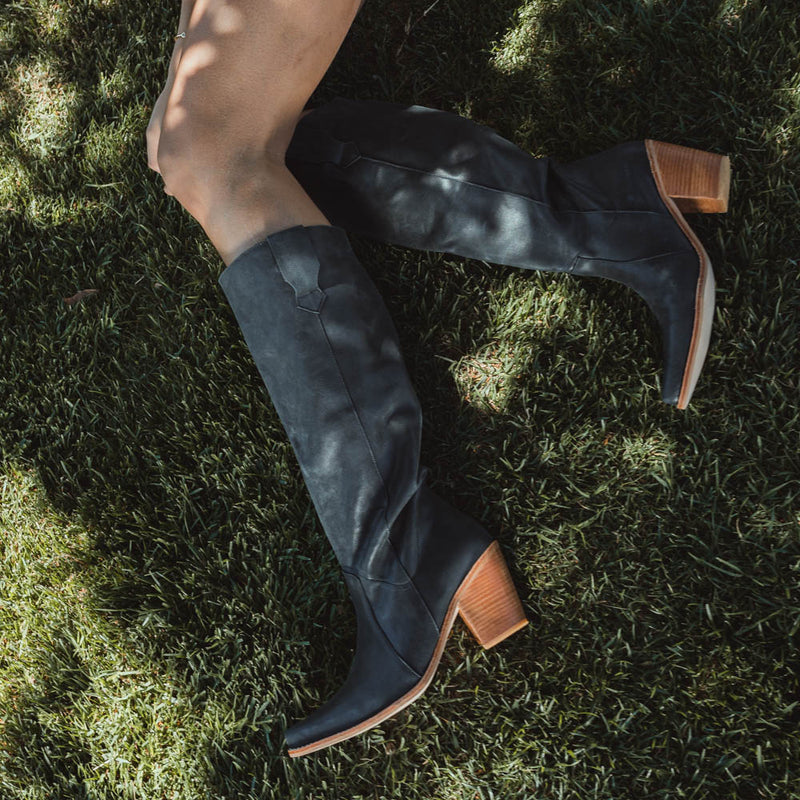 Bota Antonia Cuero Negro (taco negro) despacho el 9 de mayo